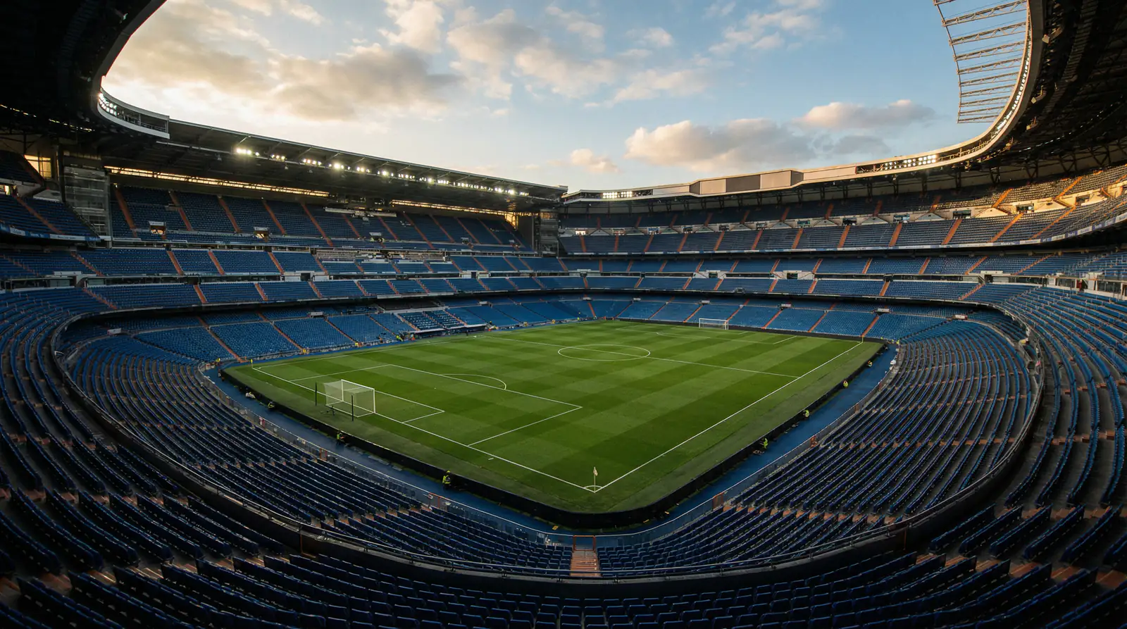 Apuestas en ligas de fútbol — vista panorámica de un estadio europeo durante un partido nocturno